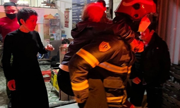 Một người không qua khỏi, 6 người mắc kẹt trong đám ch.áy nhà kho tại Hà Nội