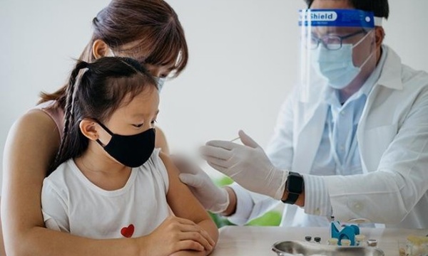 Trẻ 5-11 tuổi nên ăn gì trước khi t.iêm vaccnie Covid -19: Bác sĩ gợi ý 7 thực phẩm nên dùng