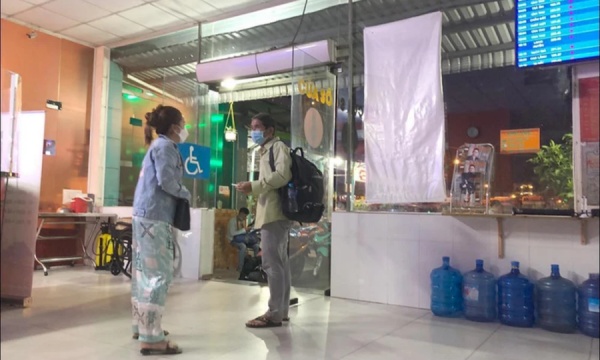 Không đủ tiền về quê, ông chú nhận được lời ngỏ bất ngờ từ 1 cô gái trẻ