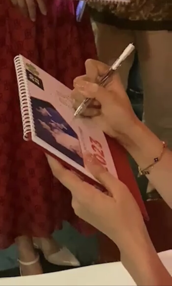 Phản ứng bất ngờ của Nam Em khi được fan yêu cầu ký tặng vào ảnh đôi với Bạch Công Khanh