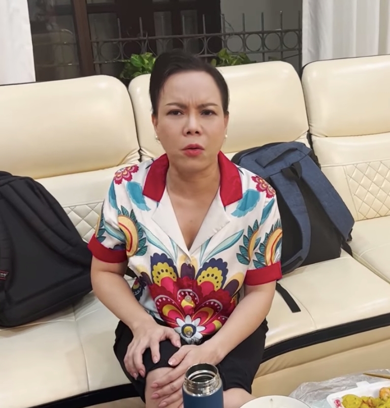 2022-3-15-me-le-duong-bao-lam-lai-xe-dua-con-di-show-an-mot-minh-o-phim-truong-3dd-6356255