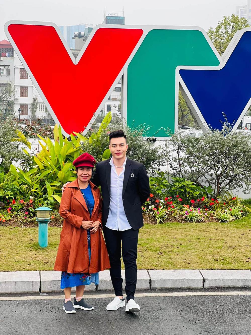2022-3-15-me-le-duong-bao-lam-lai-xe-dua-con-di-show-an-mot-minh-o-phim-truong-642-6356255