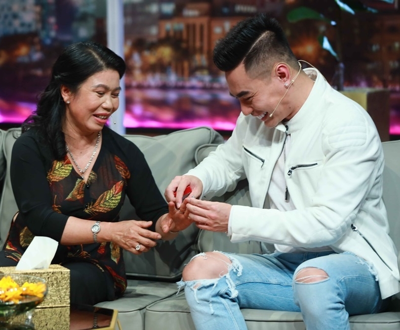 2022-3-15-me-le-duong-bao-lam-lai-xe-dua-con-di-show-an-mot-minh-o-phim-truong-b4b-6356255
