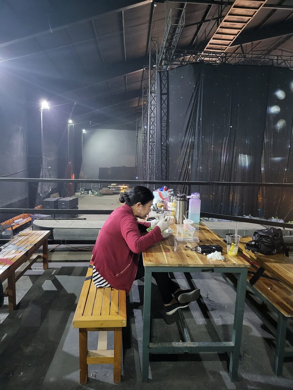 2022-3-15-me-le-duong-bao-lam-lai-xe-dua-con-di-show-an-mot-minh-o-phim-truong-f2c-6356255