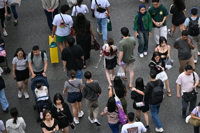 Người dân đi lại trên đường phố Singapore. Ảnh: Strais Times