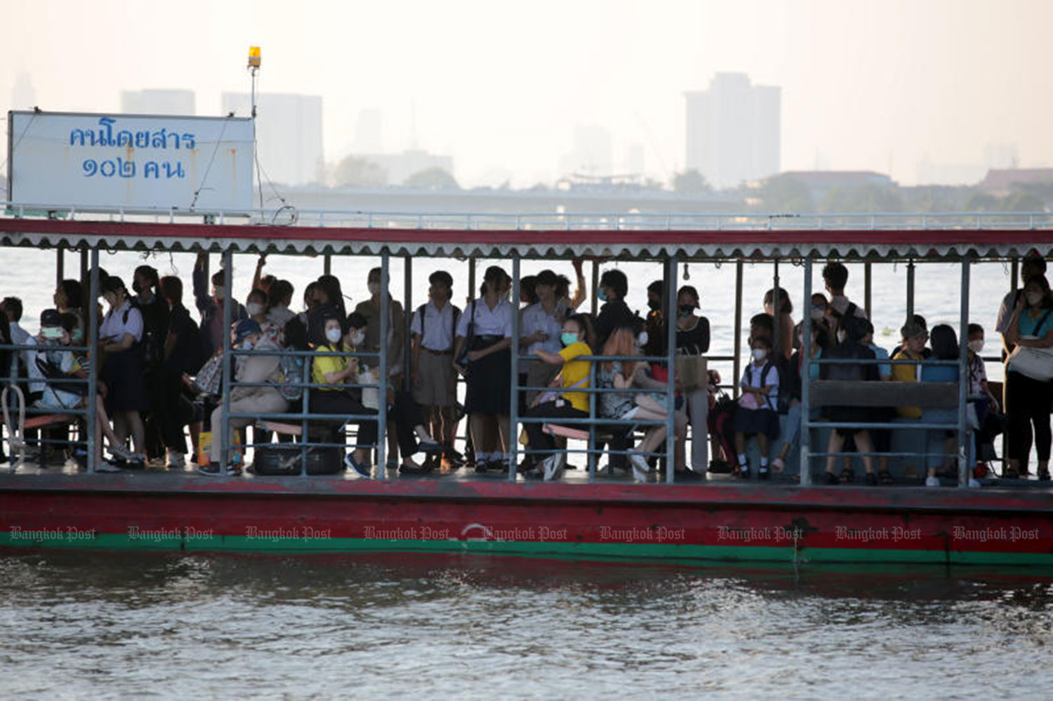 Nhiều người đeo khẩu trang trên thuyền dọc theo Sông Chao Phraya vào ngày 15 tháng 1 (Ảnh: Chanat Katanyu)