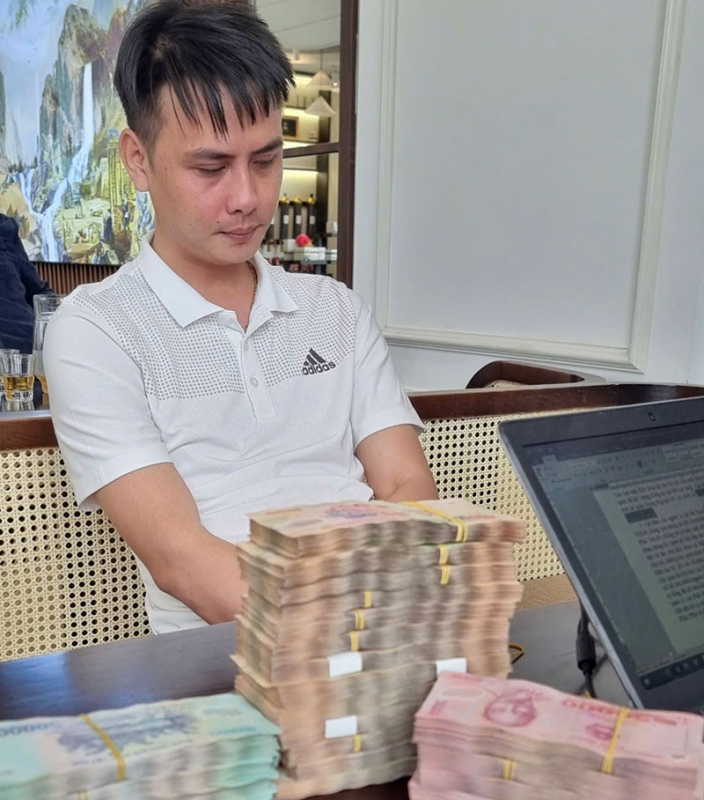 Đối tượng Trần Nhân Phát bị bắt quả tang cùng số tiền cưỡng đoạt của nạn nhân.