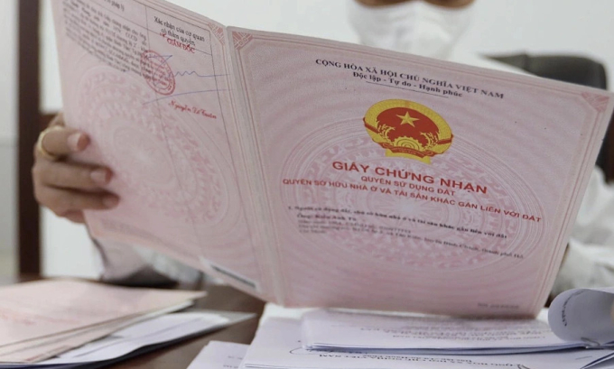 Giấy chứng nhận quyền sử dụng đất, quyền sở hữu nhà ở và tài sản khác gắn liền với đất. Ảnh: A.T