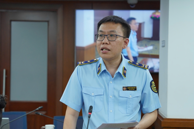 Ông Nguyễn Quang Huy, Chi cục phó Quản lý thị trường TP HCM thông tin về thực phẩm bẩn trên địa bàn, chiều 15/5. Ảnh: An Phương