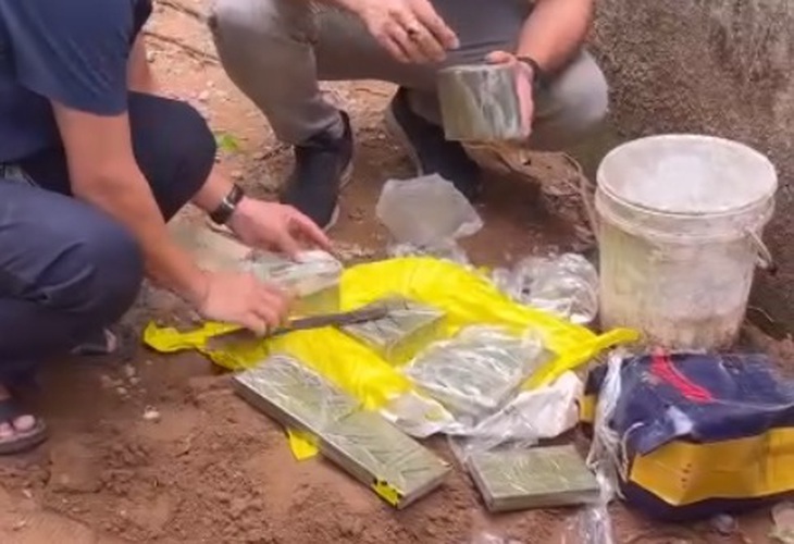 Cơ quan chức năng thu giữ 13 bánh heroin các bị can cất giấu - Ảnh: QUỐC XÃ