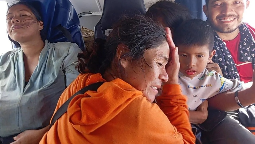 Năm người sau khi được giải cứu (Ảnh: Cơ quan Phòng vệ Dân sự Bolivia).