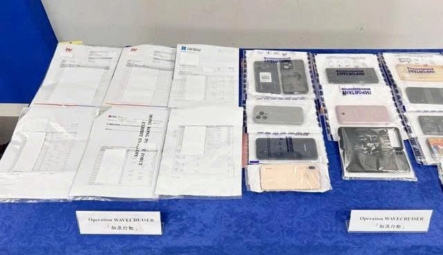 Bằng chứng được thu thập liên quan đến cuộc trấn áp những kẻ lừa đảo trực tuyến và qua điện thoại gần đây. Ảnh: SCMP