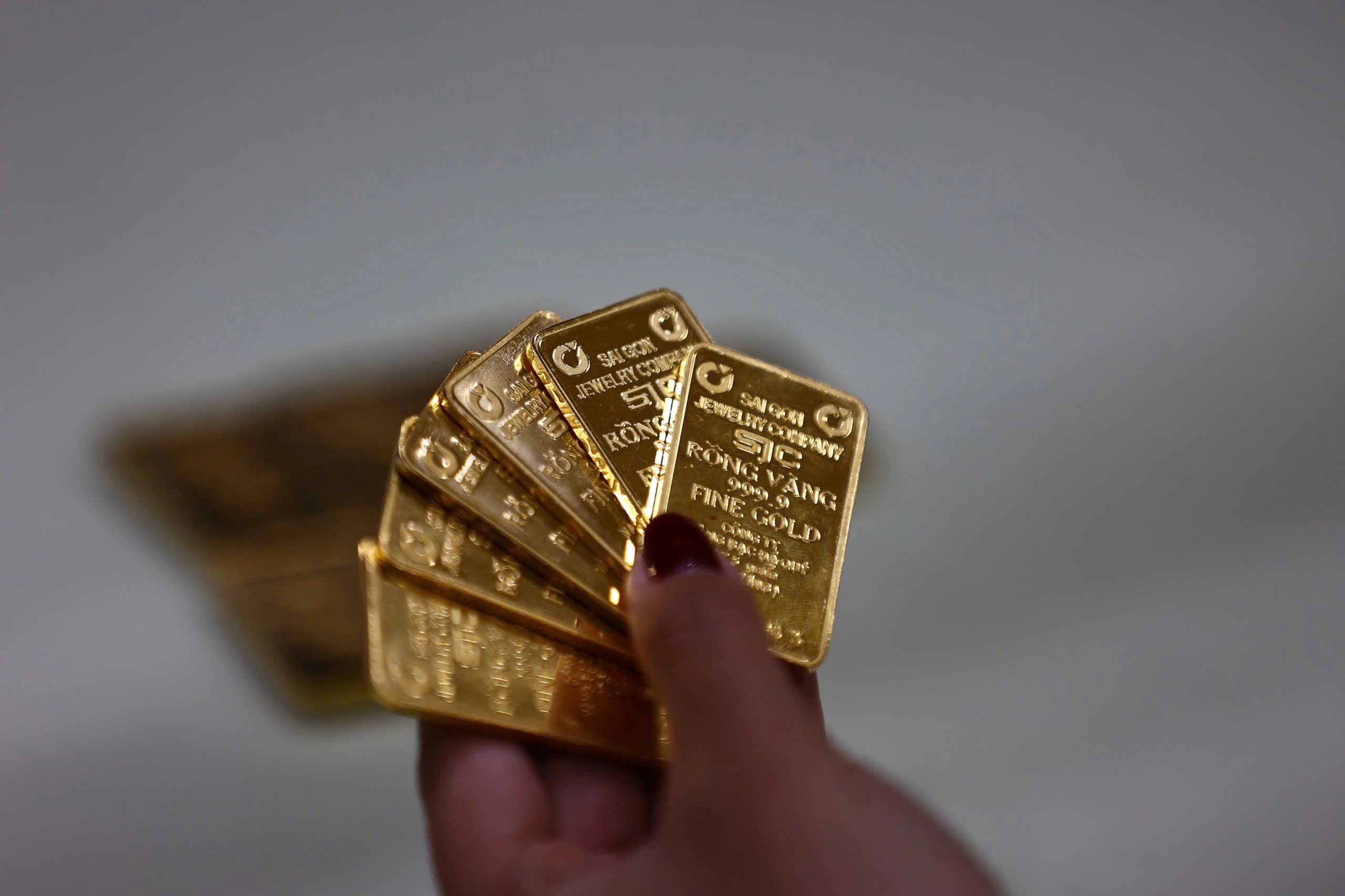 Giá vàng miếng SJC giảm mạnh 5 triệu đồng/lượng. ẢNH: NGỌC THẮNG