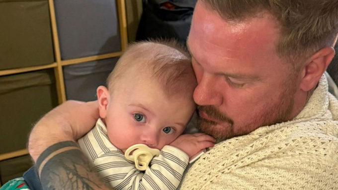 Bé Elis, con trai anh Smith. Ảnh: Sky News