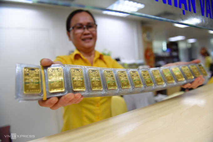 Giao dịch vàng miếng tại SJC Nguyễn Thị Minh Khai ngày vía Thần tài 2026. Ảnh: Thanh Tùng