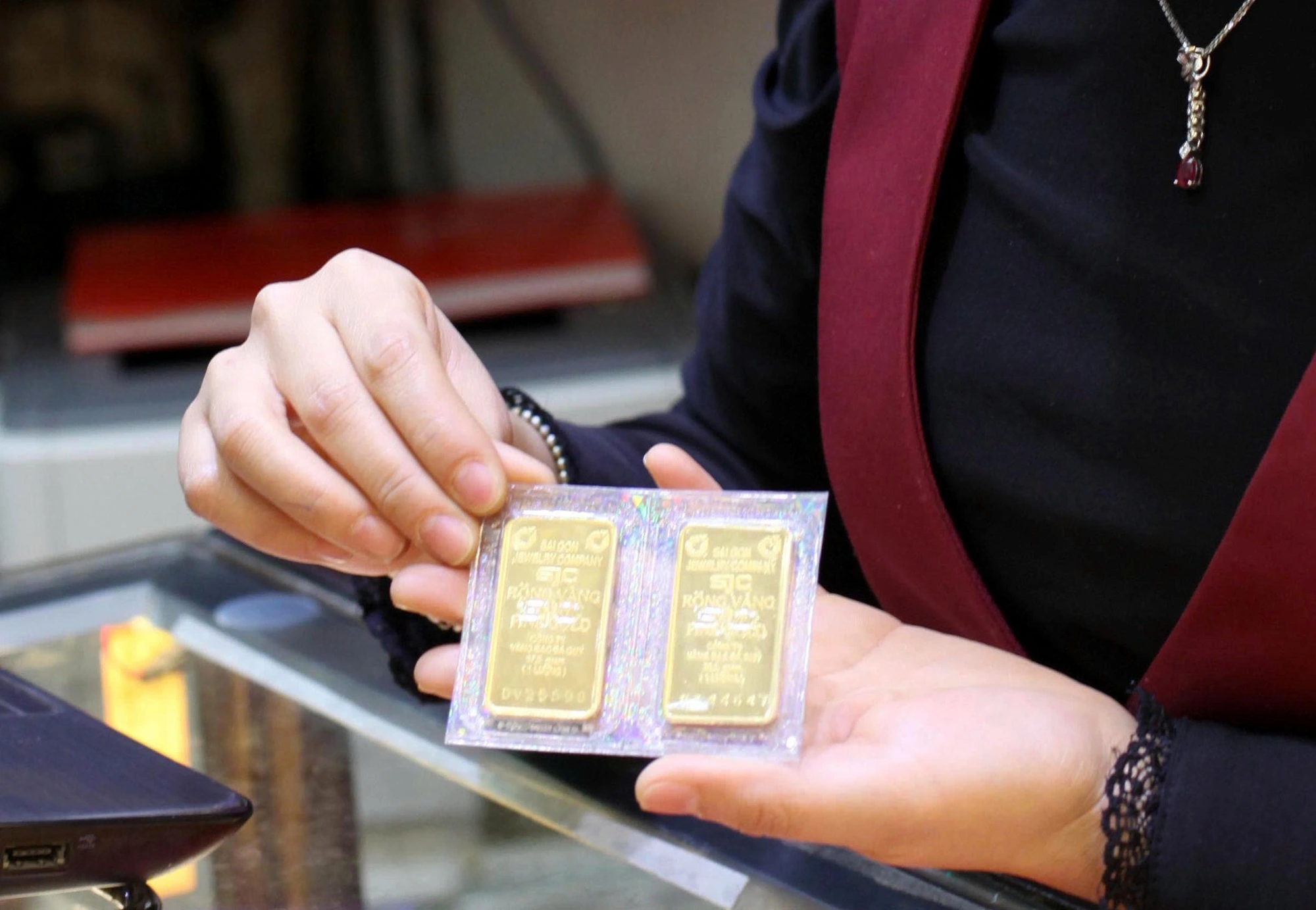 Nhiều người đu đỉnh vàng tuần trước, nay lỗ lên đến 11 triệu đồng/lượng. ẢNH: NGỌC THẮNG