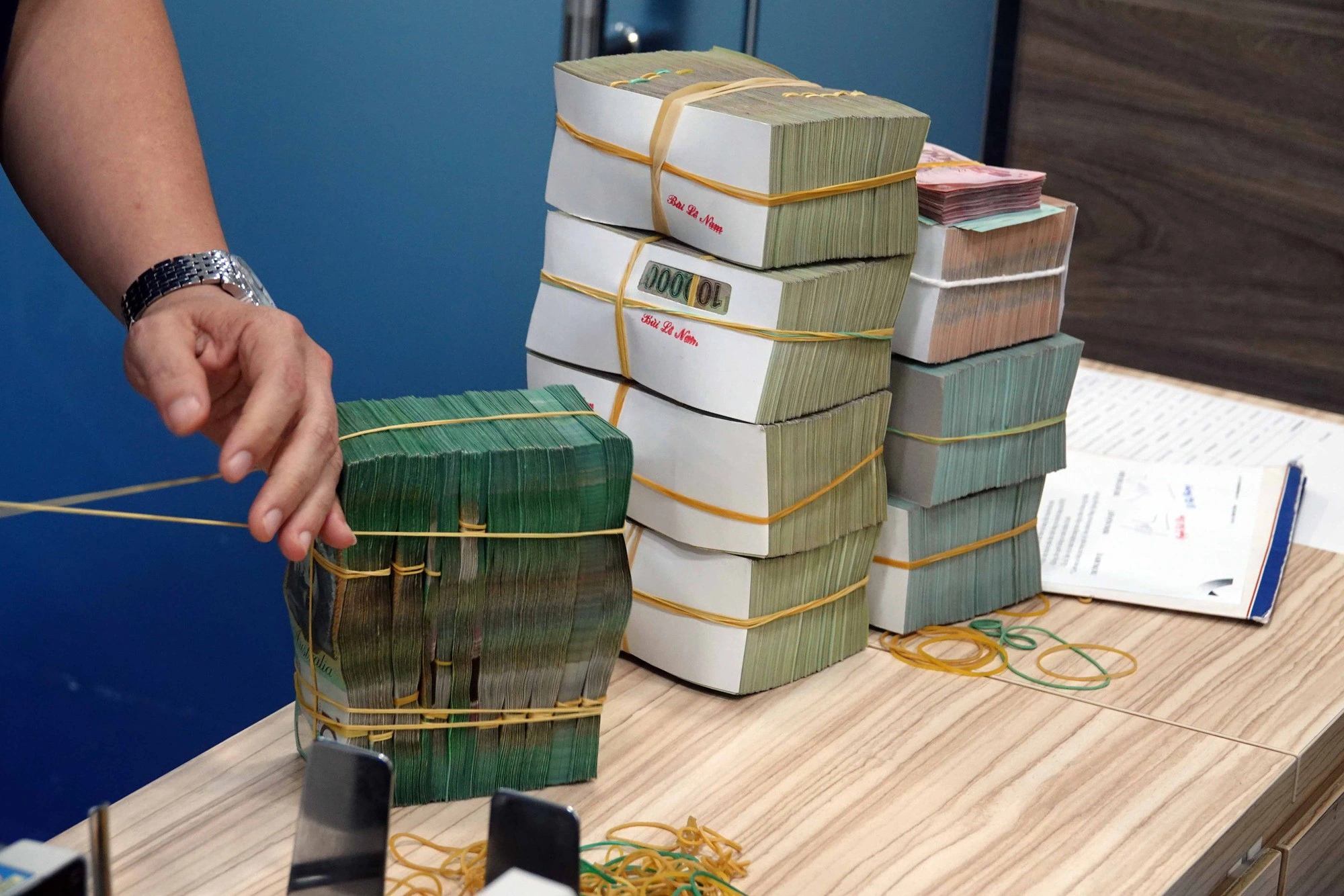 Lãi suất tiết kiệm tăng, vay khó. ẢNH: NGỌC THẮNG