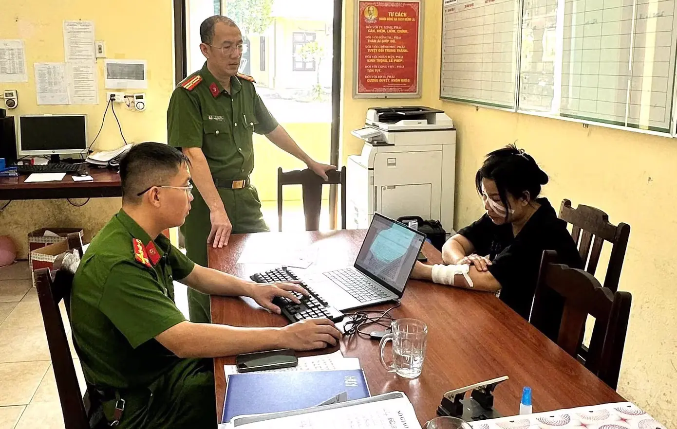 cong-an-xa-yen-lap-lam-viec-voi-doi-tuong-hoang-thi-huong.jpg