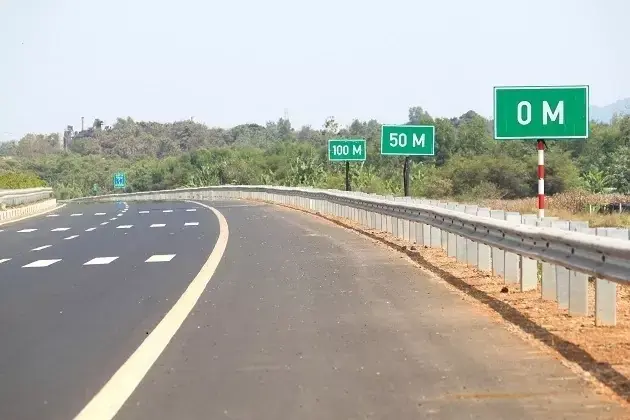 Biển báo khoảng cách trên cao tốc. Ảnh:Nguyên Vũ