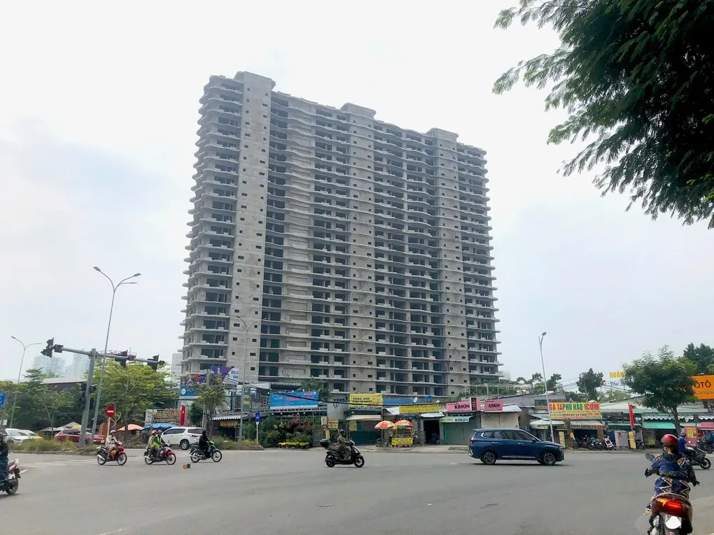 Một dự án bất động sản cao cấp đóng băng xây dựng dở dang từ năm 2021 đến nay. Ảnh: Quang Huy
