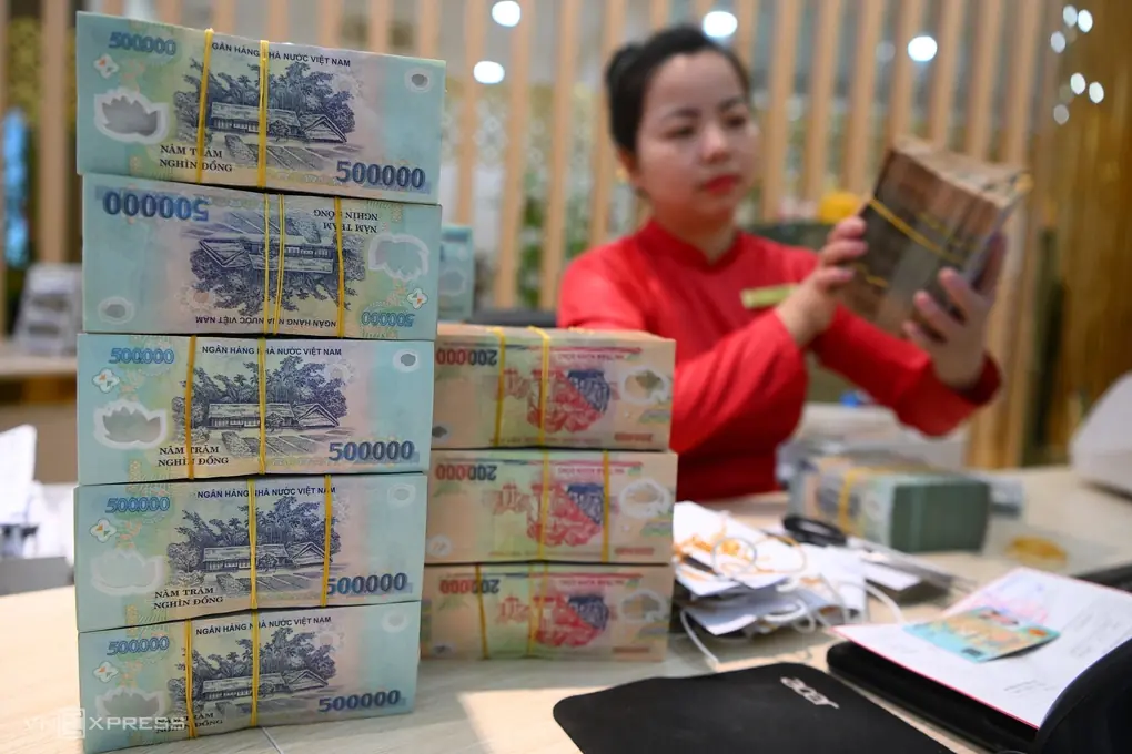 Giao dịch tại một ngân hàng thương mại. Ảnh: Giang Huy