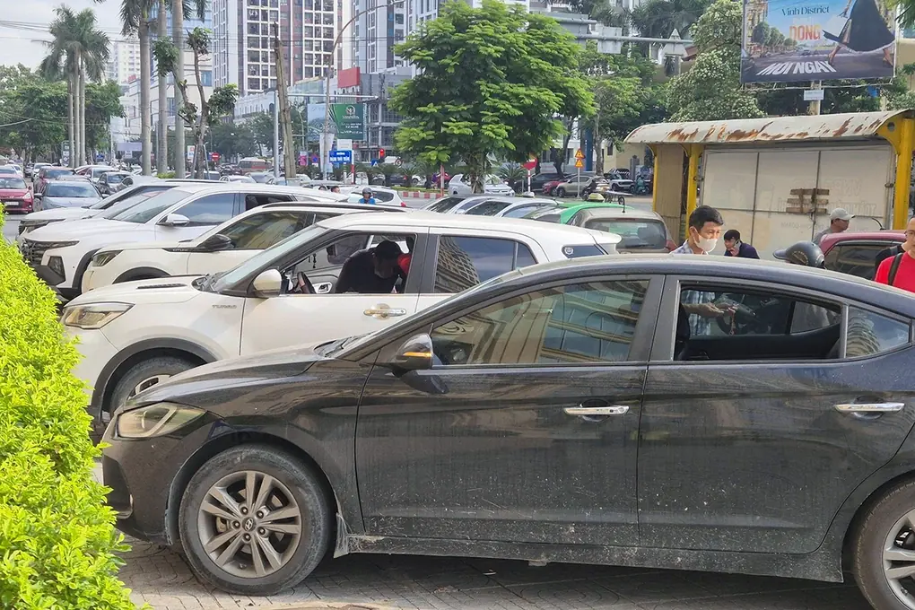Ôtô bị đập vỡ kính. Ảnh: Hùng Lê