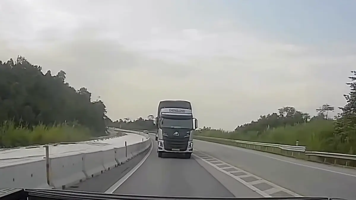 Bị phạt vì bấm còi thúc giục xe khác nhường đường