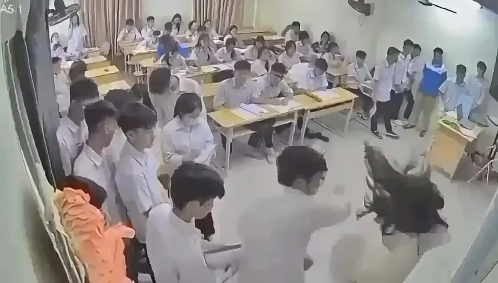 Nam sinh đánh cô giáo. Ảnh cắt từ video