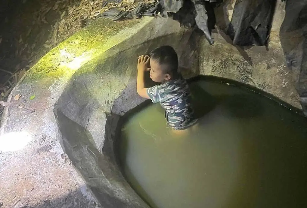 Cháu bé ba tuổi được tìm thấy trong bể nước cách nhà 1 km. Ảnh: Công an xã Mường Hung