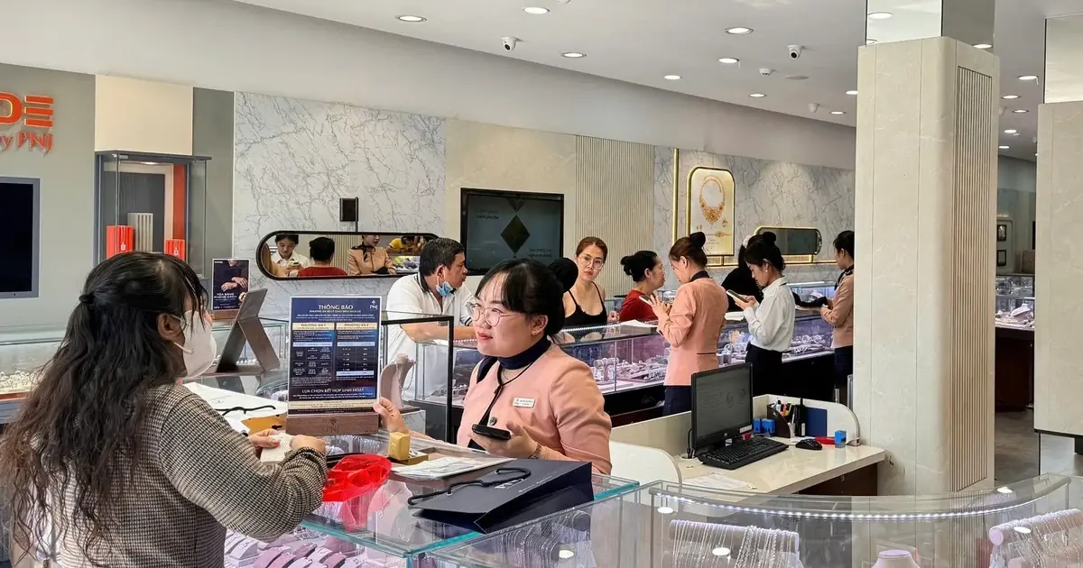 Vàng bạc Đá quý Phú Nhuận đóng loạt cửa hàng