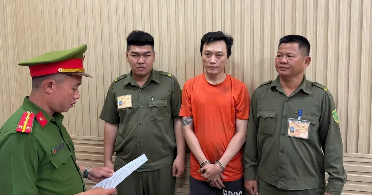 Khởi tố đối tượng hùng hổ chặn đường ô tô tải dùng gậy đập kính