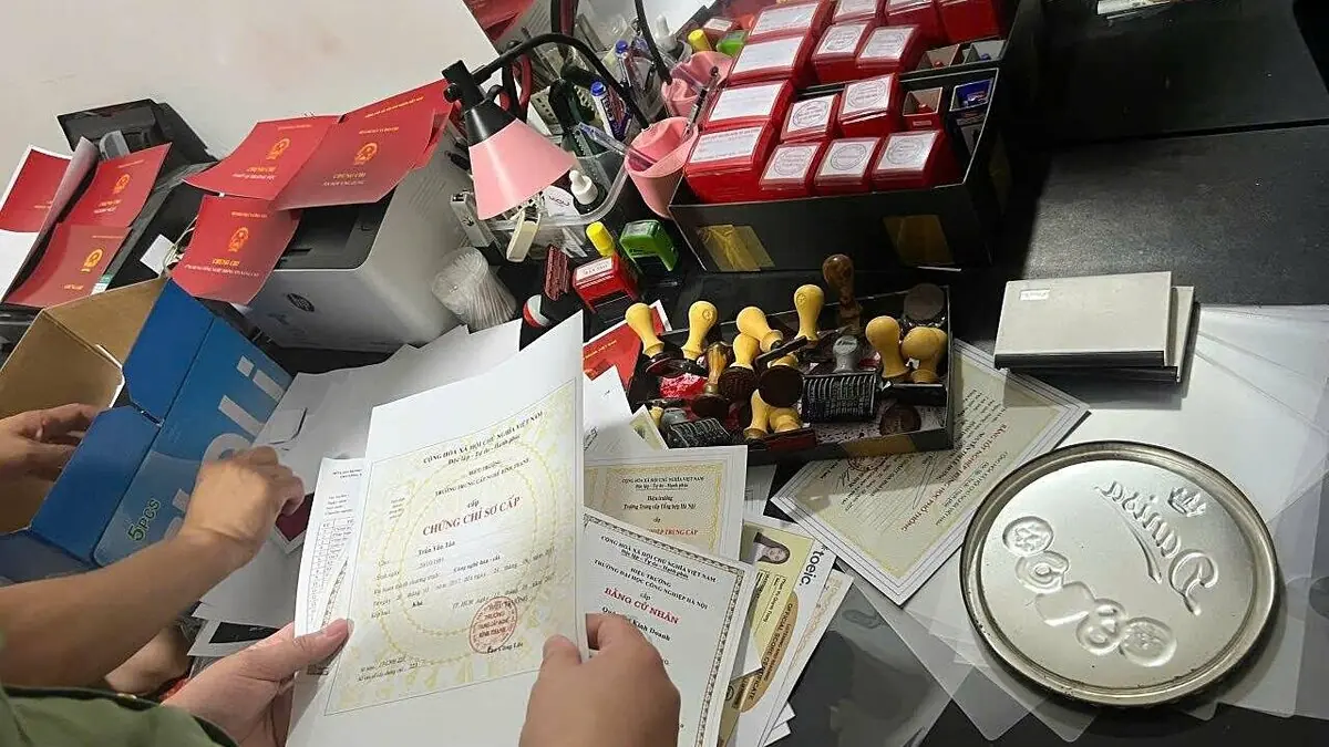 Hai cán bộ trường đại học liên quan đường dây làm văn bằng giả