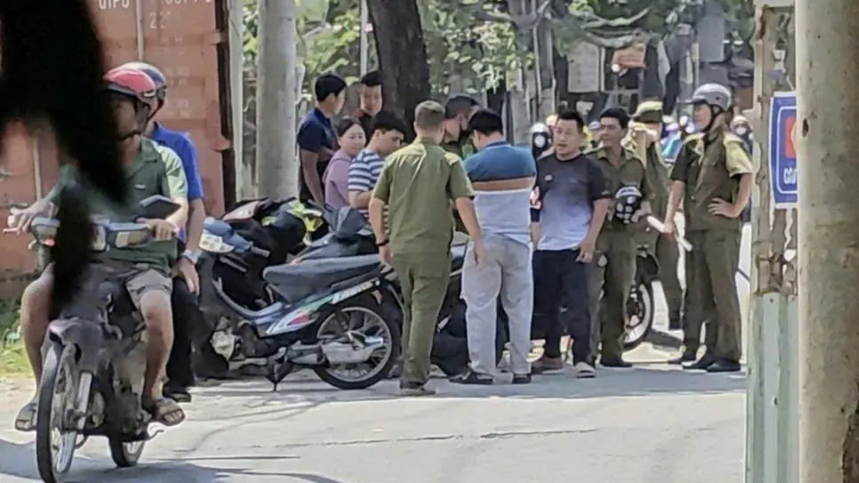 Người đàn ông truy đuổi, đâm hai thanh niên ở TP HCM