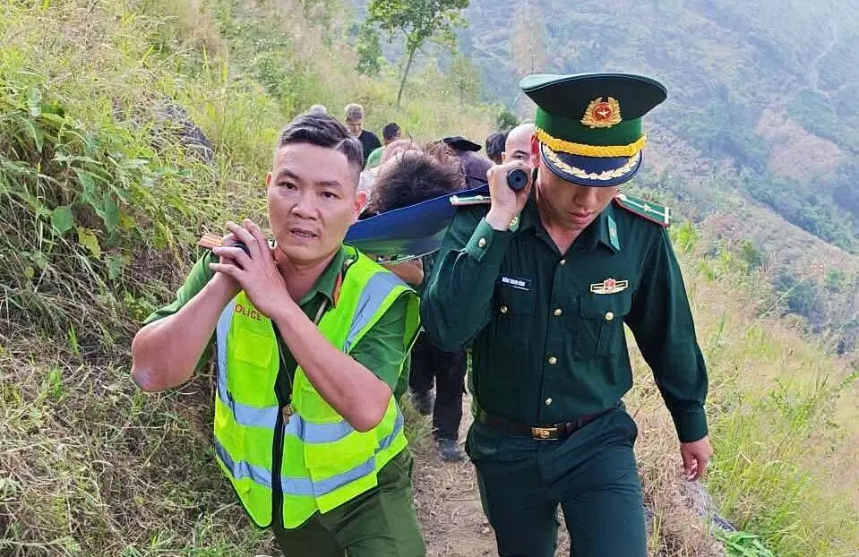 Các lực lượng cứu hộ nạn nhân rơi xuống vực. Ảnh: Công an xã Lũng Cú
