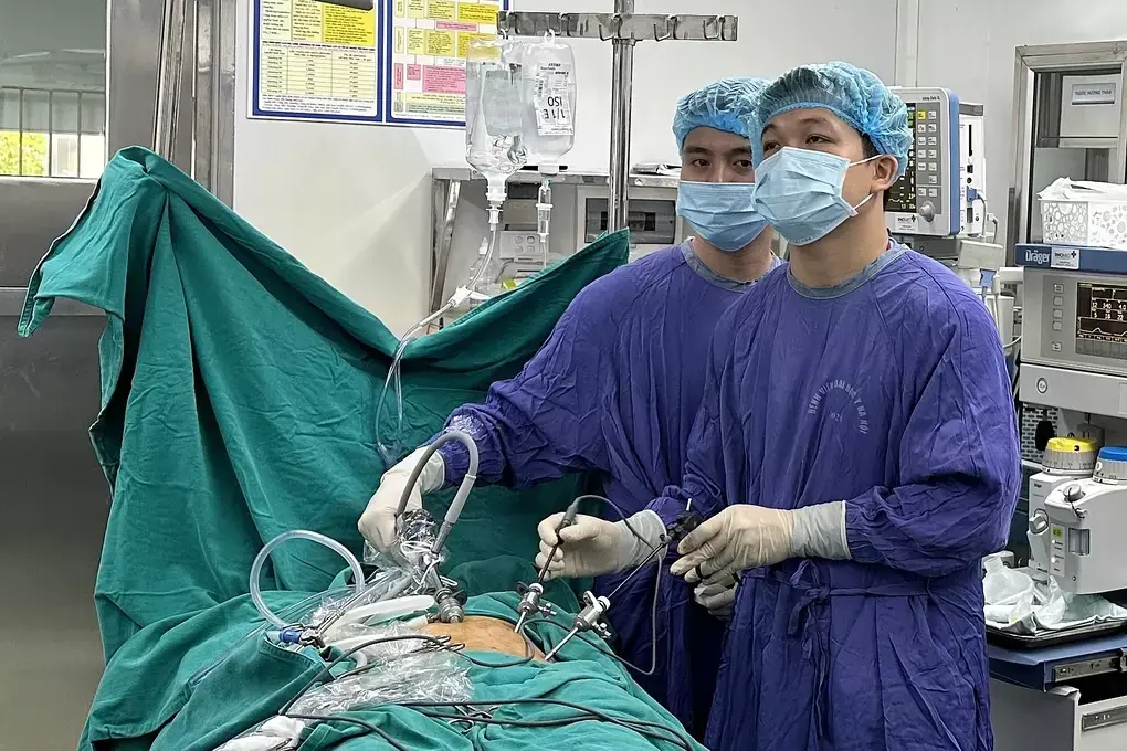 Bác sĩ Tỵ đang can thiệp phẫu thuật cho bệnh nhân. Ảnh: Bác sĩ cung cấp