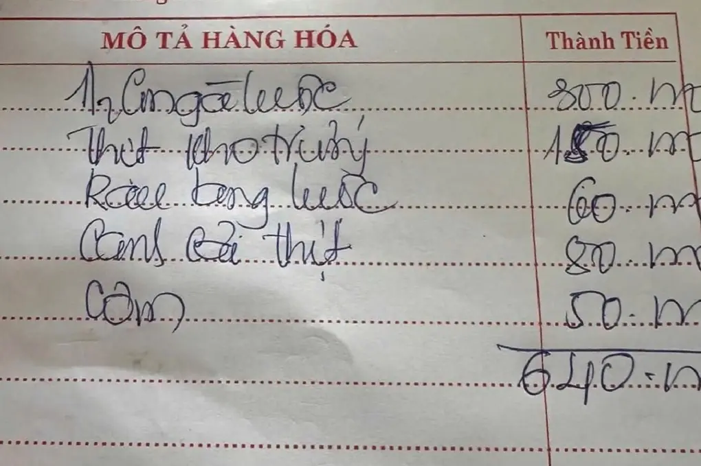 Hóa đơn các món ăn của quán bị tài xế phản ánh. Ảnh: Văn Đức