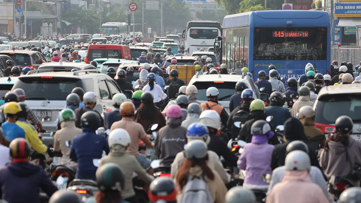 Phải đi xe máy lên vỉa hè do tắc đường, tôi có được miễn phạt?