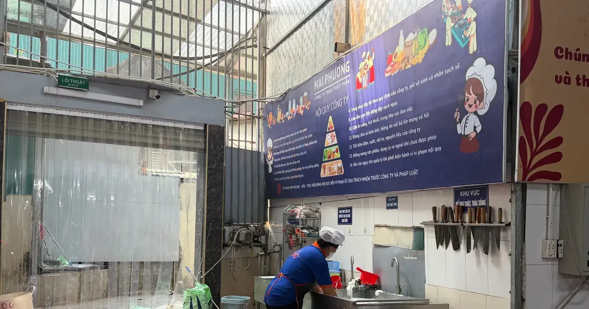 Công an xác minh kho hàng nghi chứa thực phẩm bếp ăn trường học