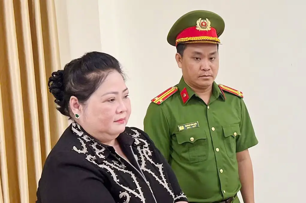 bi-can-ho-thi-kieng-tai-thoi-diem-co-quan-canh-sat-dieu-tra-cong-an-tinh-ca-mau-thi-hanh-lenh-bat-de-tam-giam.jpg