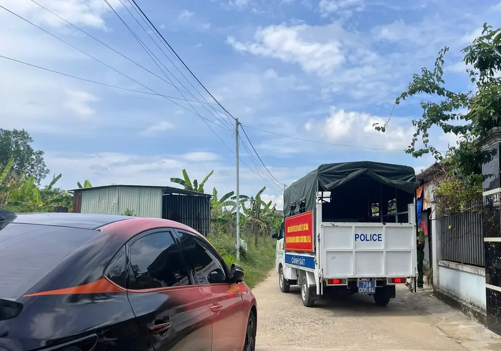 Lực lượng công an siết chặt vòng vây tại xã Diên Lâm. Ảnh: Nguyễn Thông