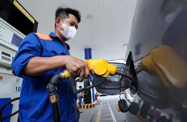 Giá xăng tăng, dầu diesel vượt 30.000 đồng/lít