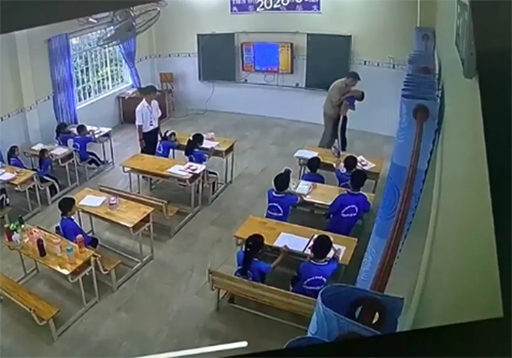 Hình ảnh thầy giáo nước ngoài túm cổ một học sinh đưa ra khỏi lớp hôm 22/9. Ảnh: Camera an ninh