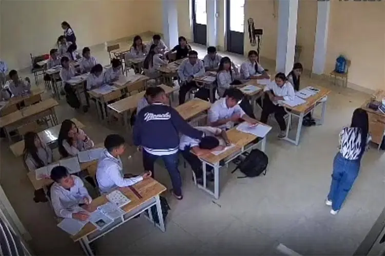 Camera ghi lại cảnh nam sinh đánh bạn trong giờ học. Ảnh: Cắt từ video