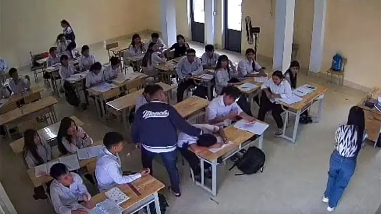 Nam sinh lớp 10 bị bạn đánh, bạt tai liên tiếp trước lớp