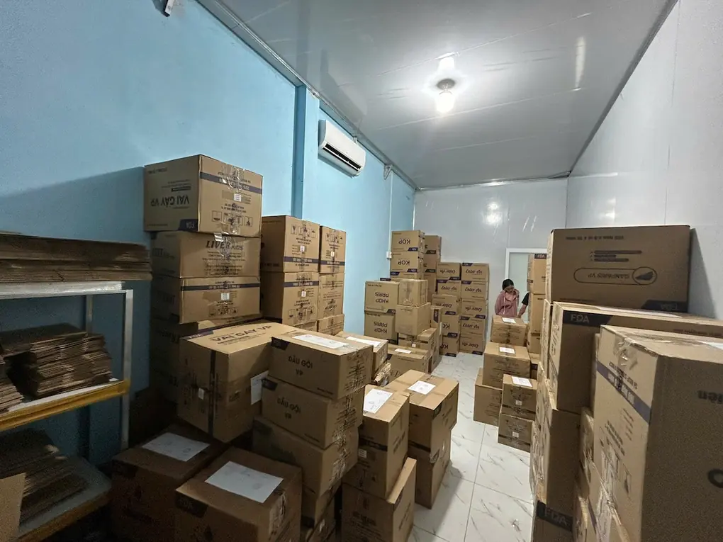 Cảnh sát thu giữ số lượng lớn mỹ phẩm của nhóm nghi can. Ảnh: Thái Hà