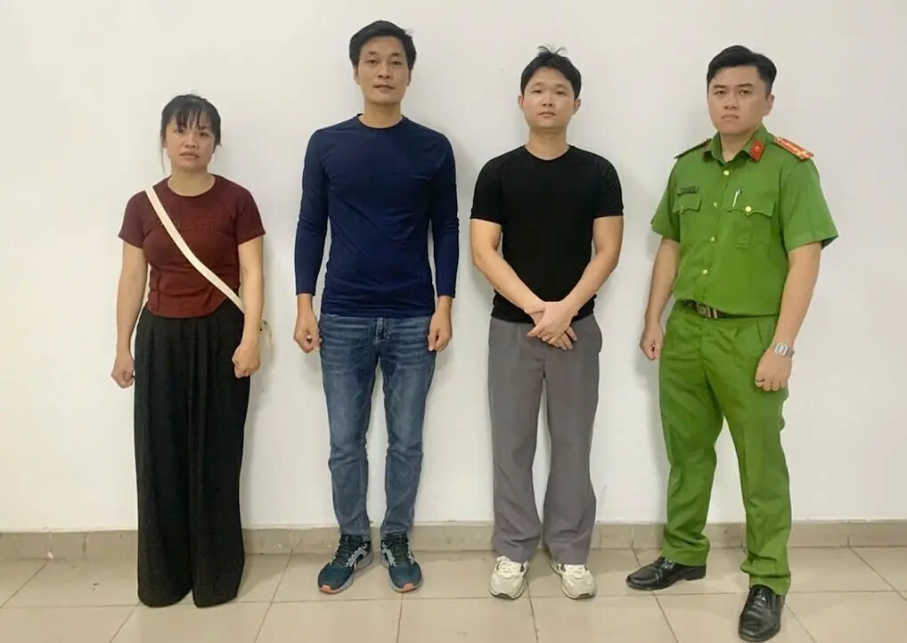 Ba nghi can bị khởi tố trong đường dây bán hàng dỏm. Ảnh: Thái Hà