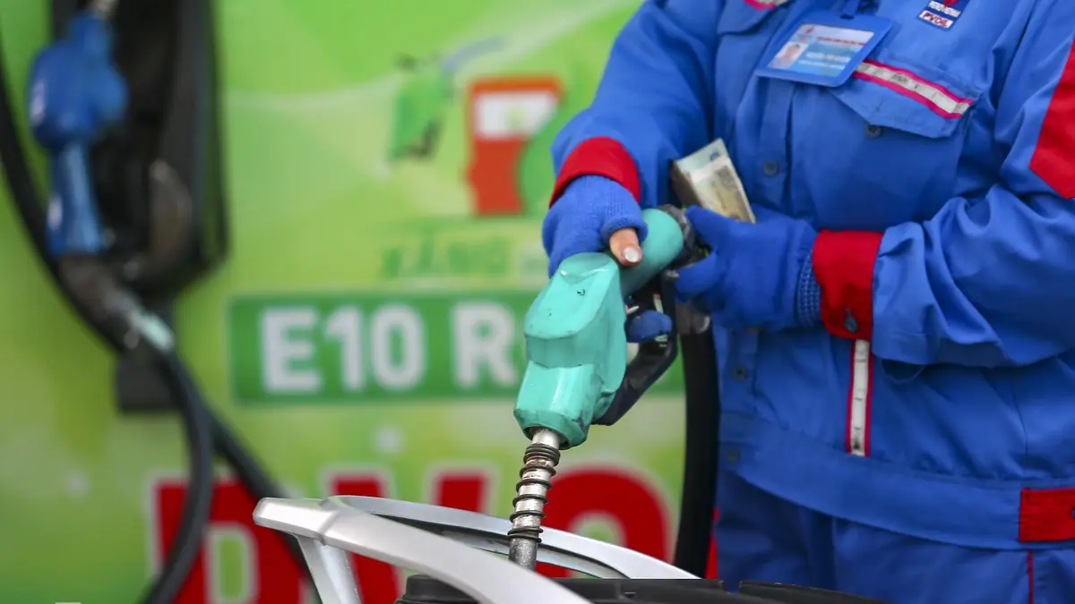 Giá xăng giảm gần 1.600 đồng một lít