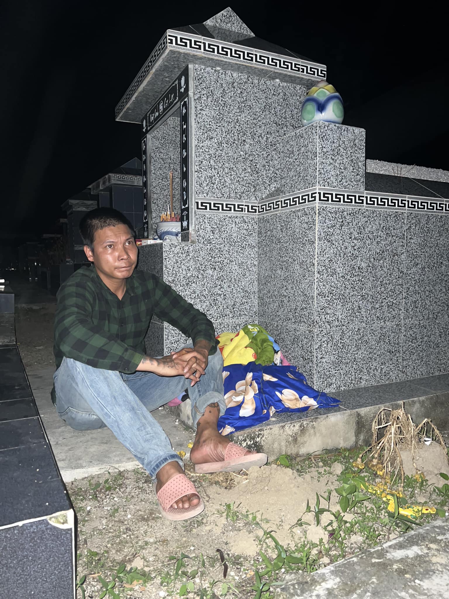 Lộc Fuho ngủ với mẹ 1 đêm ngoài nghĩa trang để ăn mừng thành lập công ty
