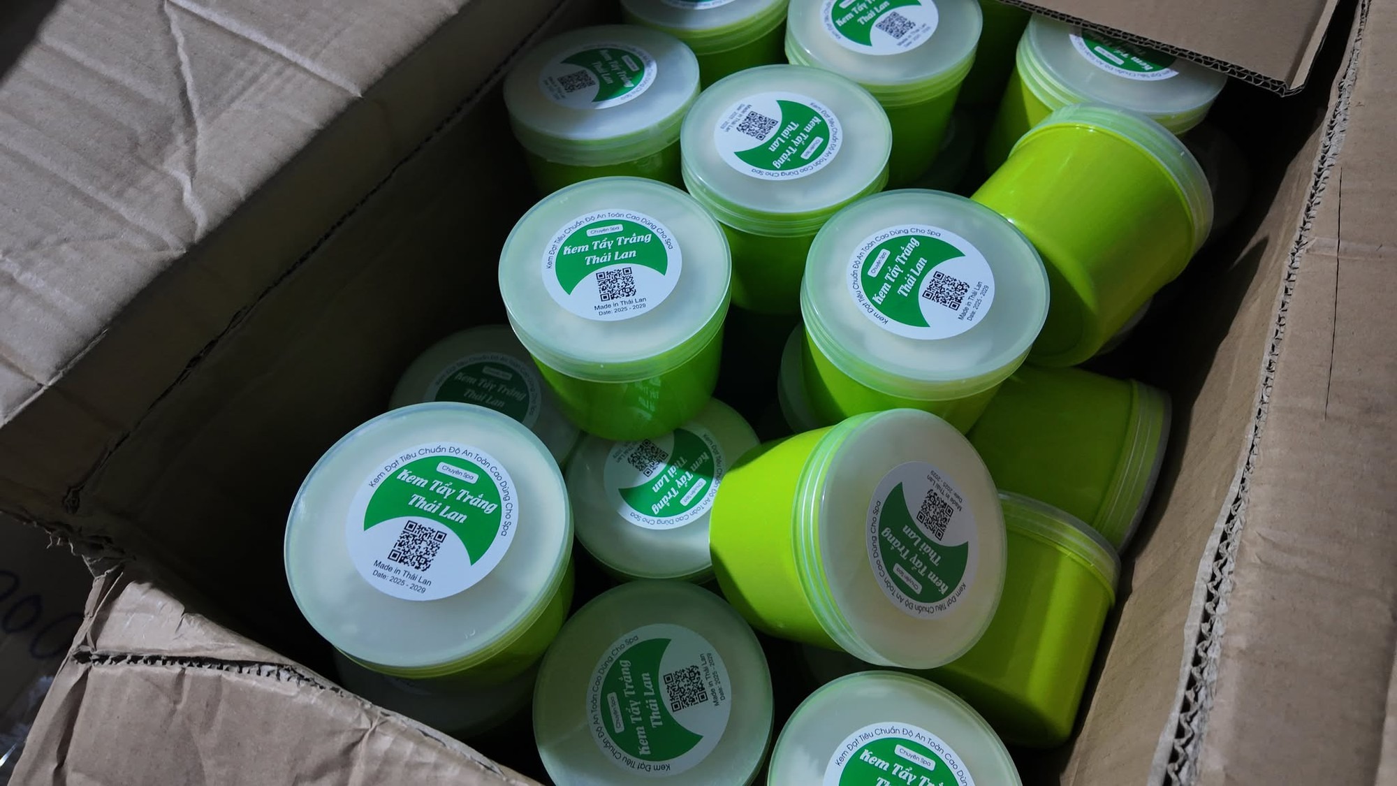 Phá đường dây sản xuất, buôn bán mỹ phẩm giả nhãn hiệu Vichy, My Gold Korea Red Ginseng quy mô lớn tại TP.HCM - Ảnh 2.