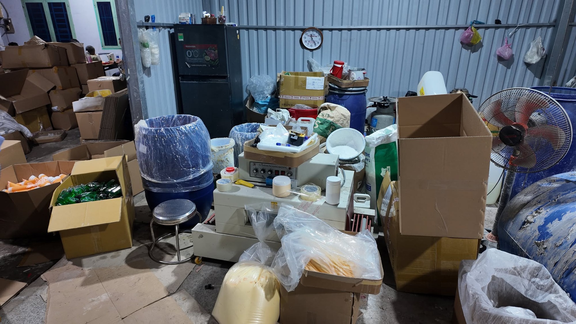 Phá đường dây sản xuất, buôn bán mỹ phẩm giả nhãn hiệu Vichy, My Gold Korea Red Ginseng quy mô lớn tại TP.HCM - Ảnh 7.